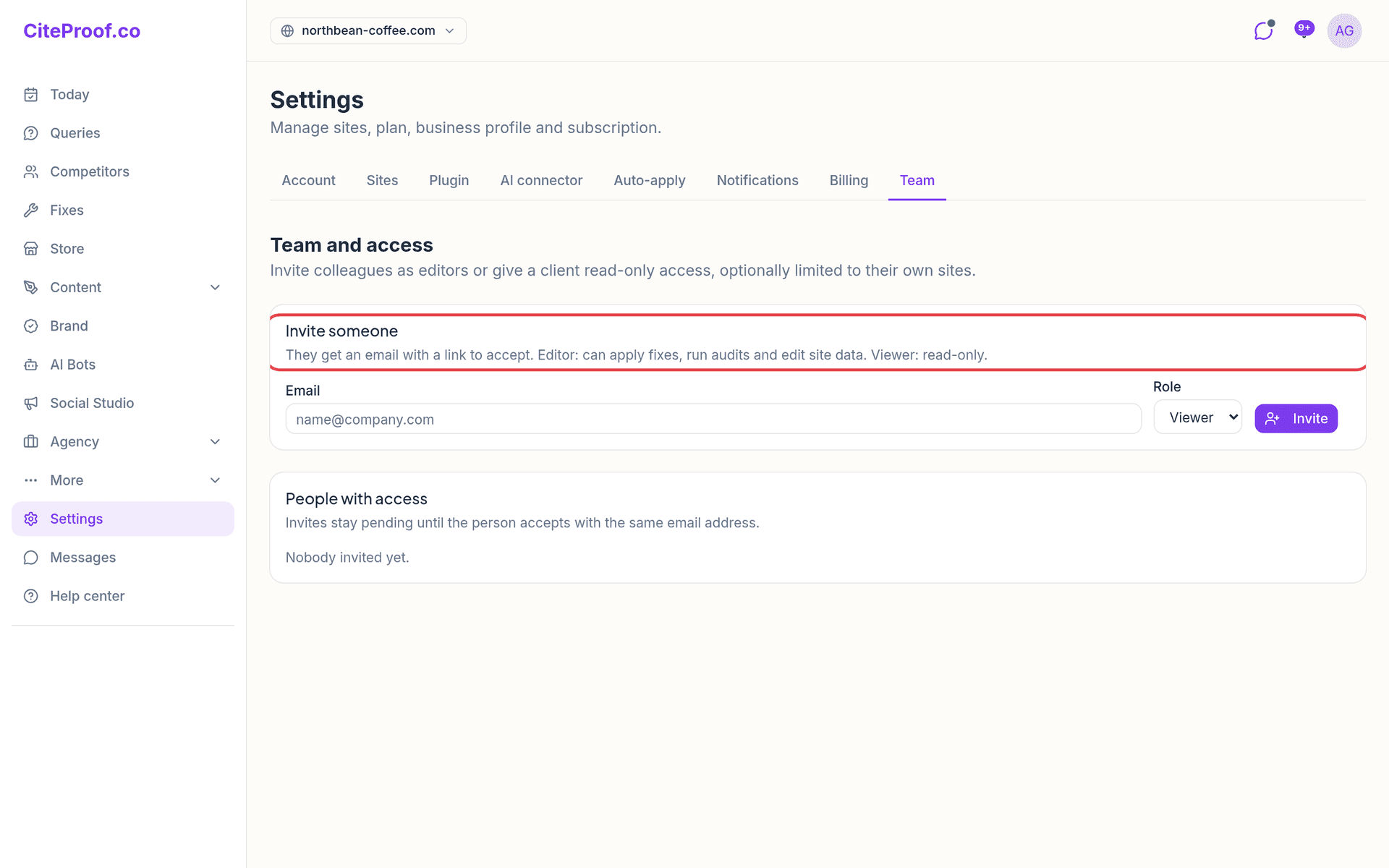 Einstellungen → Team: jemanden per E-Mail mit einer Rolle einladen, und die Liste der Personen mit Zugriff